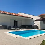 I Sol Rab Pool House Tatil Evi